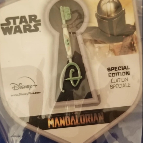 Disney collectible Key pin set OF 3 - Picture 2 of 3